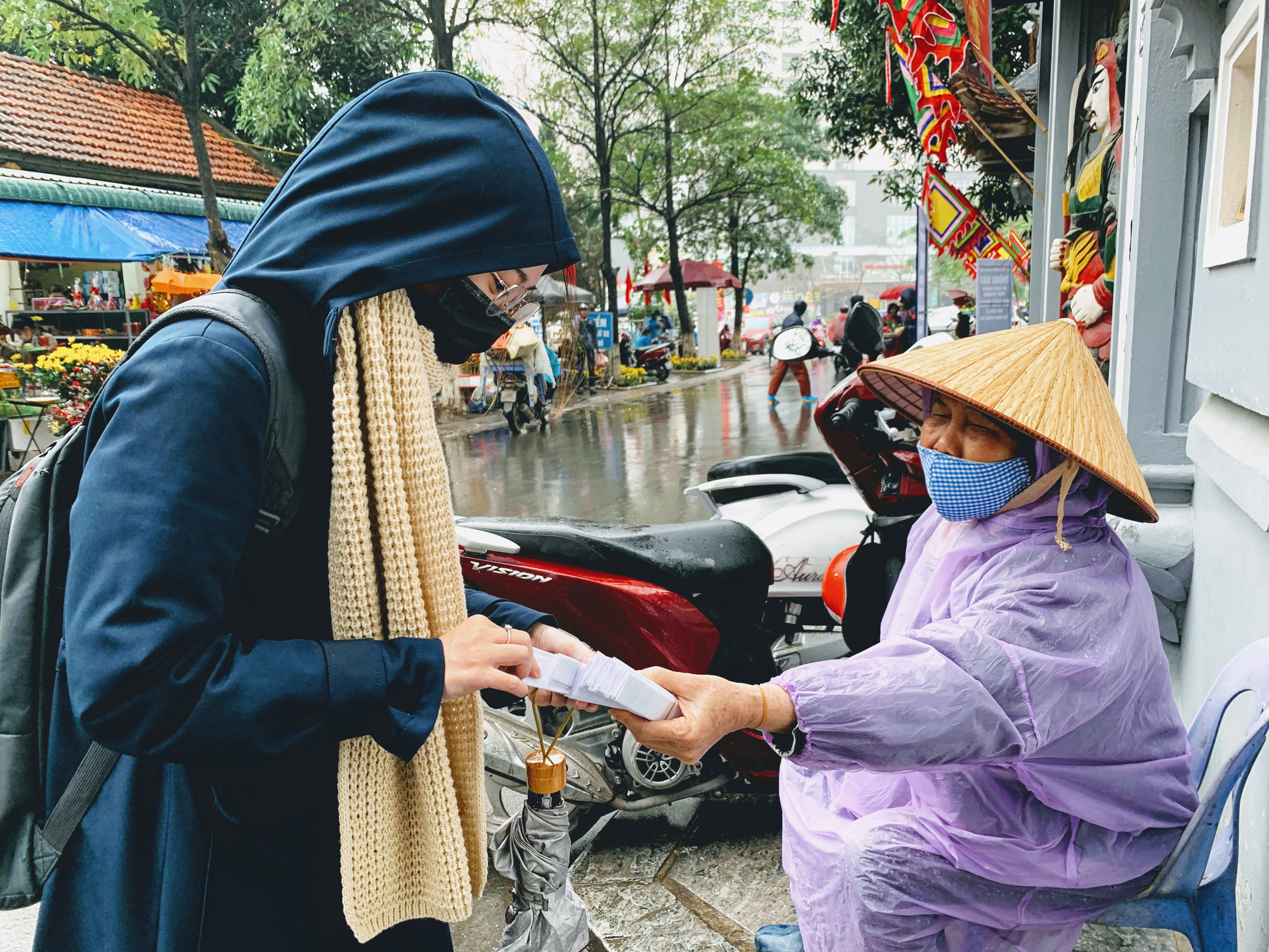 Rằm tháng Giêng, hàng quán ven đền chùa ế ẩm, người bán than trời: Chưa năm nào vắng như năm nay - Ảnh 15. Rằm tháng Giêng, hàng quán ven đền chùa ế ẩm, người bán than trời: Chưa năm nào vắng như năm nay - Ảnh 15.