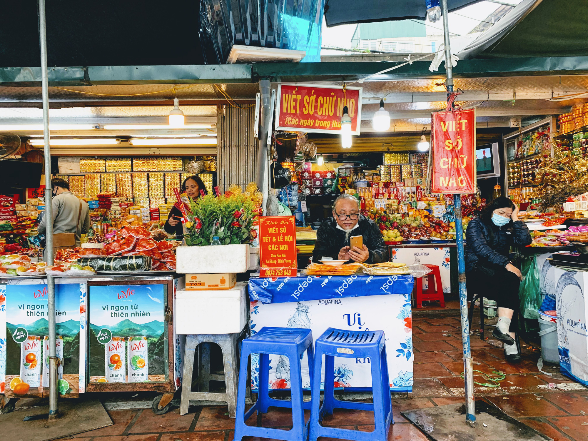 Rằm tháng Giêng, hàng quán ven đền chùa ế ẩm, người bán than trời: Chưa năm nào vắng như năm nay - Ảnh 10. Rằm tháng Giêng, hàng quán ven đền chùa ế ẩm, người bán than trời: Chưa năm nào vắng như năm nay - Ảnh 10.