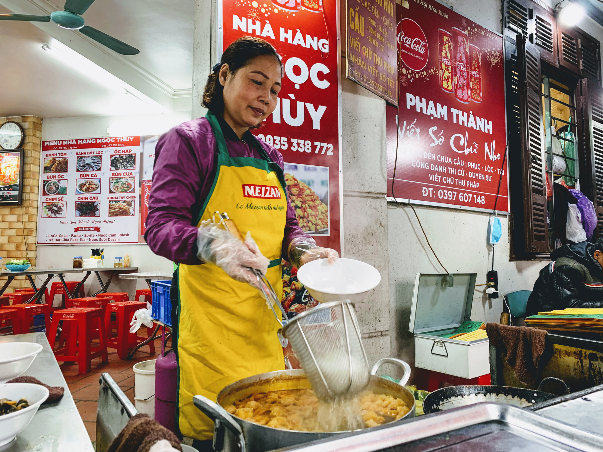Rằm tháng Giêng, hàng quán ven đền chùa ế ẩm, người bán than trời: Chưa năm nào vắng như năm nay - Ảnh 13. Rằm tháng Giêng, hàng quán ven đền chùa ế ẩm, người bán than trời: Chưa năm nào vắng như năm nay - Ảnh 13.