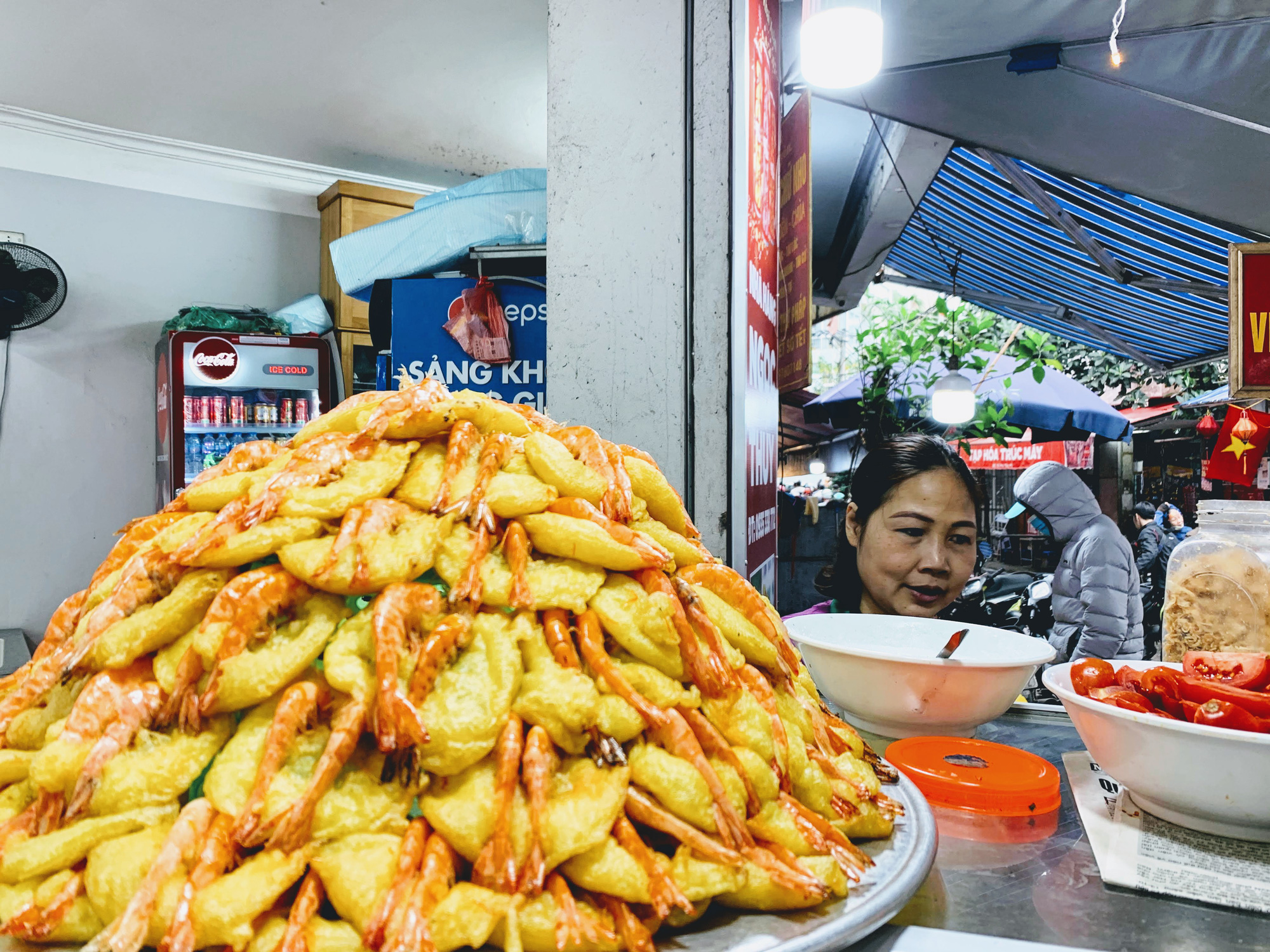 Rằm tháng Giêng, hàng quán ven đền chùa ế ẩm, người bán than trời: Chưa năm nào vắng như năm nay - Ảnh 14. Rằm tháng Giêng, hàng quán ven đền chùa ế ẩm, người bán than trời: Chưa năm nào vắng như năm nay - Ảnh 14.