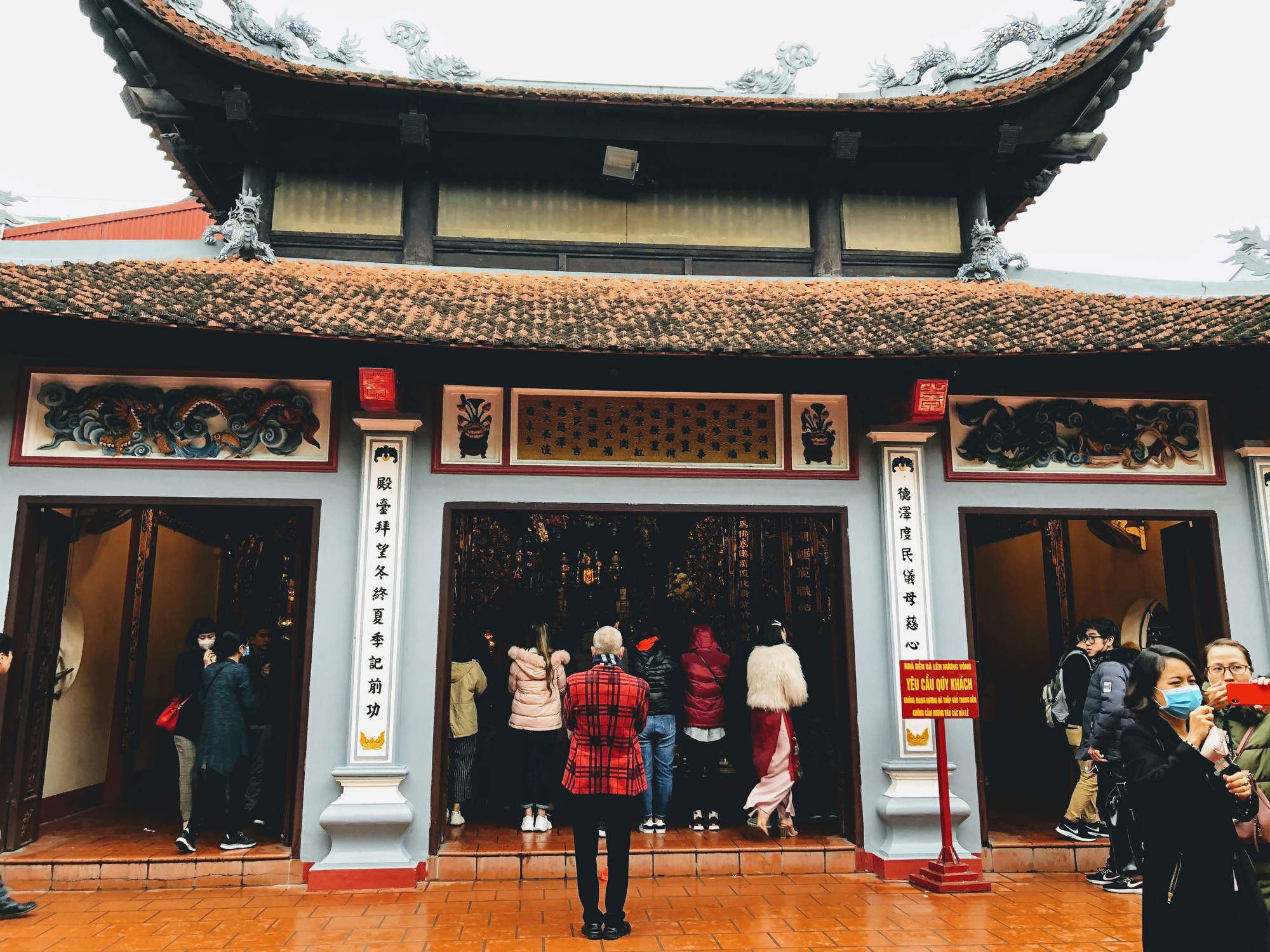 Rằm tháng Giêng, hàng quán ven đền chùa ế ẩm, người bán than trời: Chưa năm nào vắng như năm nay - Ảnh 4. Rằm tháng Giêng, hàng quán ven đền chùa ế ẩm, người bán than trời: Chưa năm nào vắng như năm nay - Ảnh 4.
