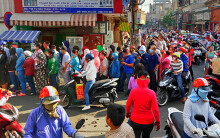 Sáng thứ 7, đoàn người kiên nhẫn giữ chỗ từ 5 giờ ở chợ thuốc lớn nhất TP HCM để mua hai hộp khẩu trang