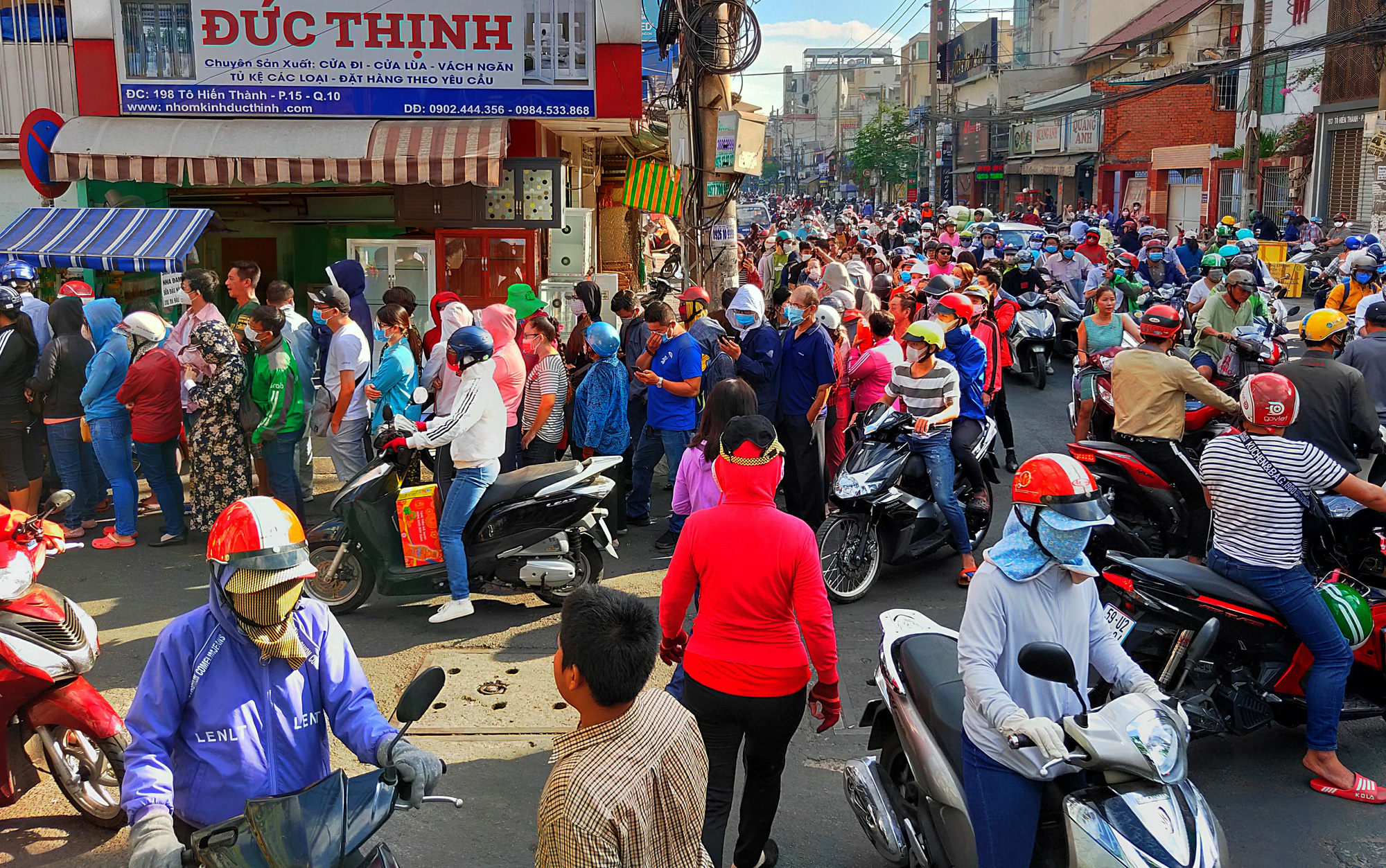 Hàng ngàn người xếp hàng từ 5 giờ sáng để mua được hai hộp khẩu trang ở chợ thuốc lớn nhất TP HCM - Ảnh 1. Hàng ngàn người xếp hàng từ 5 giờ sáng để mua được hai hộp khẩu trang ở chợ thuốc lớn nhất TP HCM - Ảnh 1.