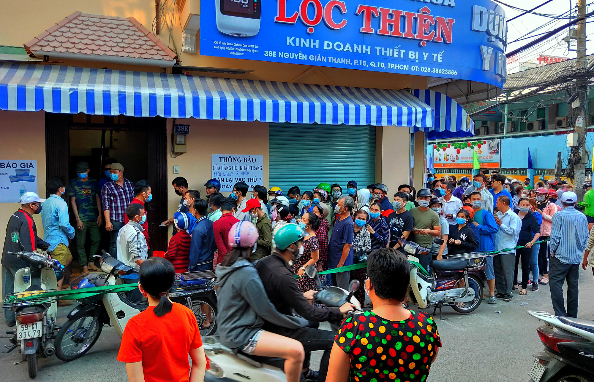 Hàng ngàn người xếp hàng từ 5 giờ sáng để mua được hai hộp khẩu trang ở chợ thuốc lớn nhất TP HCM - Ảnh 12. Hàng ngàn người xếp hàng từ 5 giờ sáng để mua được hai hộp khẩu trang ở chợ thuốc lớn nhất TP HCM - Ảnh 12.