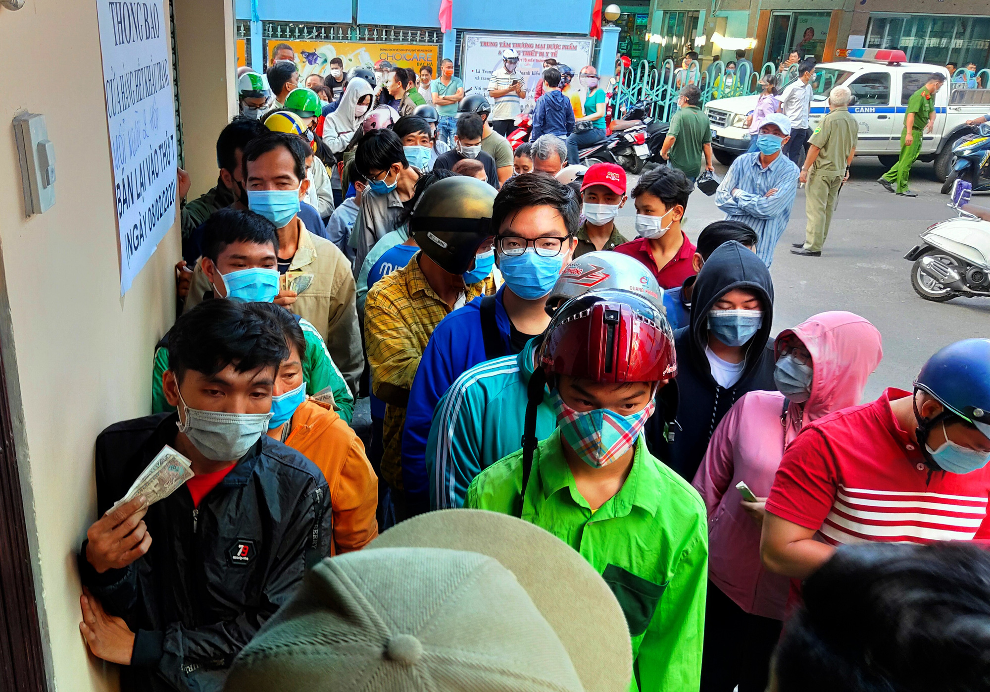TP HCM tạm giữ hàng trăm nghìn khẩu trang không rõ nguồn gốc, hơn 3.200 hiệu thuốc bị phạt vì hét giá khẩu trang - Ảnh 2. TP HCM tạm giữ hàng trăm nghìn khẩu trang không rõ nguồn gốc, hơn 3.200 hiệu thuốc bị phạt vì hét giá khẩu trang - Ảnh 2.