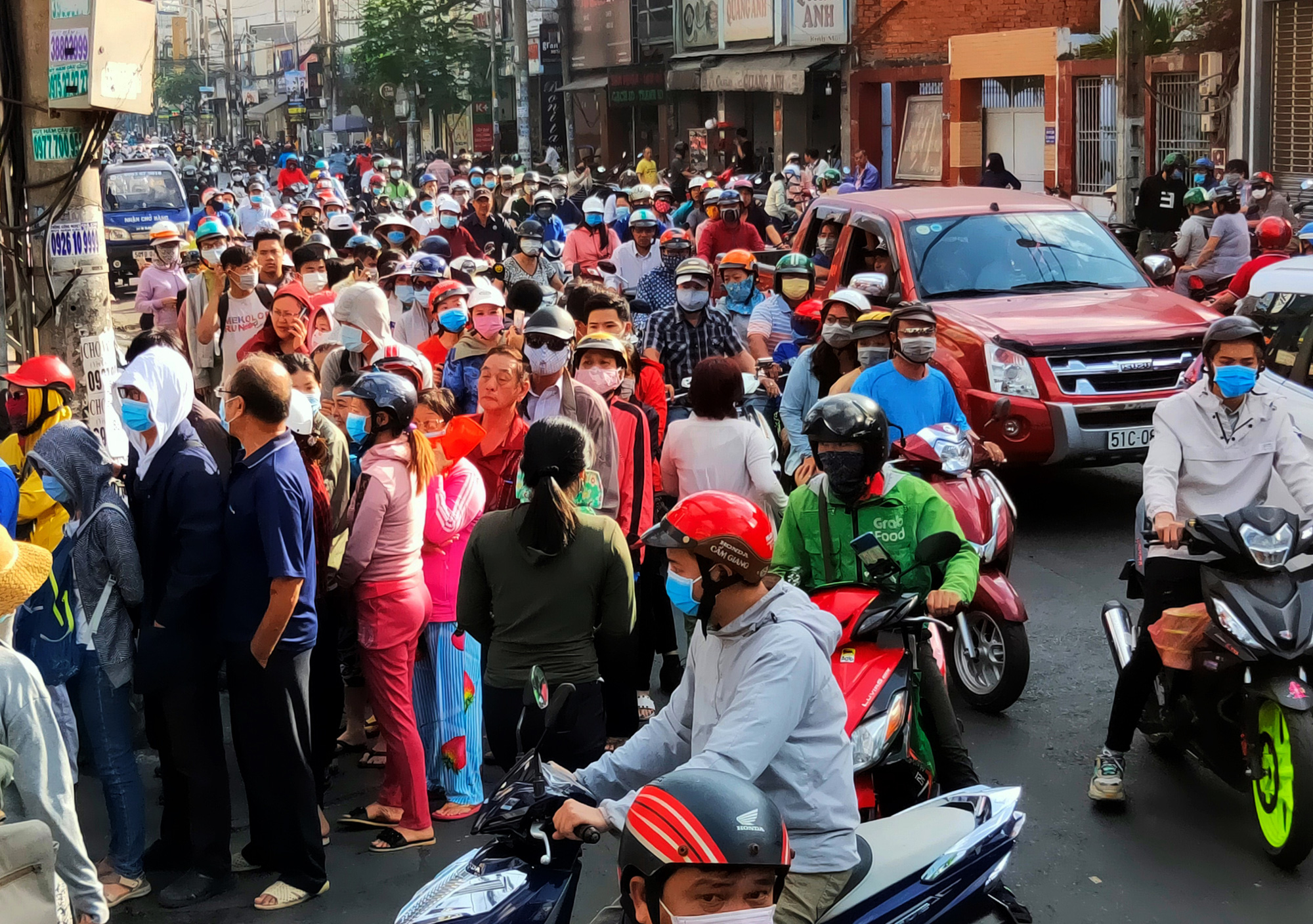 Hàng ngàn người xếp hàng từ 5 giờ sáng để mua được hai hộp khẩu trang ở chợ thuốc lớn nhất TP HCM - Ảnh 3. Hàng ngàn người xếp hàng từ 5 giờ sáng để mua được hai hộp khẩu trang ở chợ thuốc lớn nhất TP HCM - Ảnh 3.