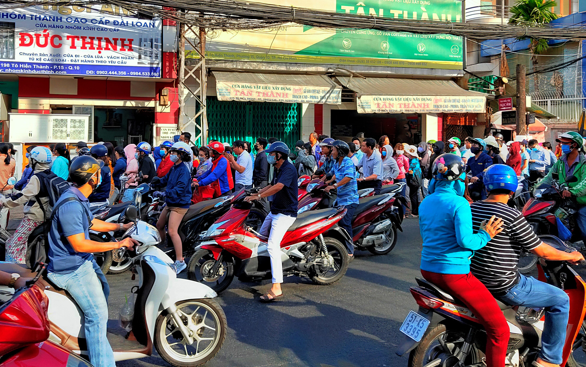 Hàng ngàn người xếp hàng từ 5 giờ sáng để mua được hai hộp khẩu trang ở chợ thuốc lớn nhất TP HCM - Ảnh 5. Hàng ngàn người xếp hàng từ 5 giờ sáng để mua được hai hộp khẩu trang ở chợ thuốc lớn nhất TP HCM - Ảnh 5.