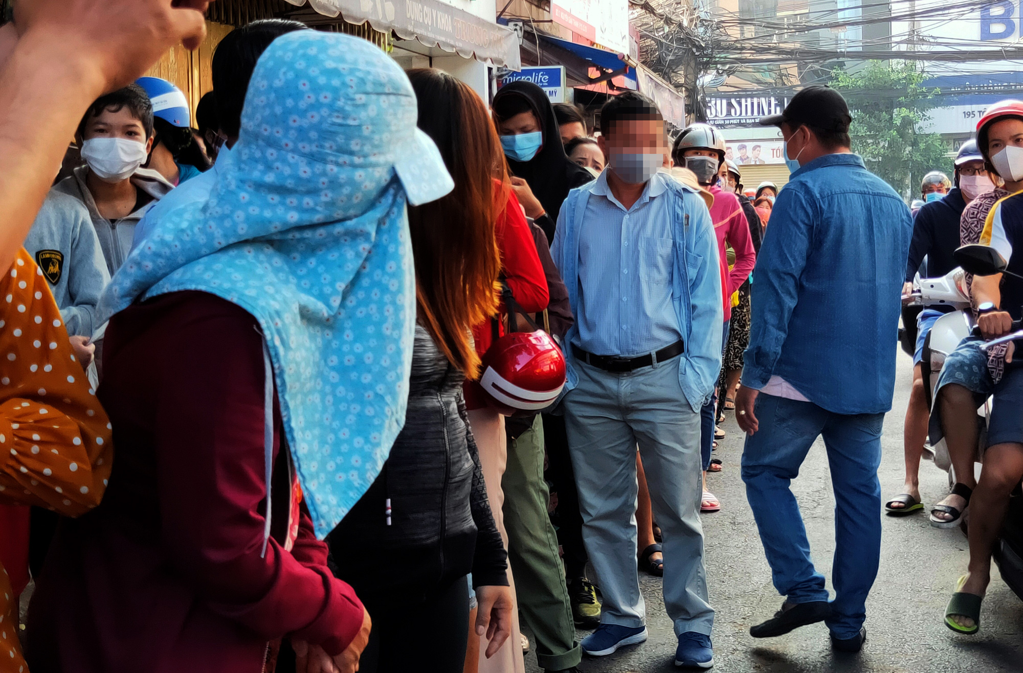 Hàng ngàn người xếp hàng từ 5 giờ sáng để mua được hai hộp khẩu trang ở chợ thuốc lớn nhất TP HCM - Ảnh 6. Hàng ngàn người xếp hàng từ 5 giờ sáng để mua được hai hộp khẩu trang ở chợ thuốc lớn nhất TP HCM - Ảnh 6.