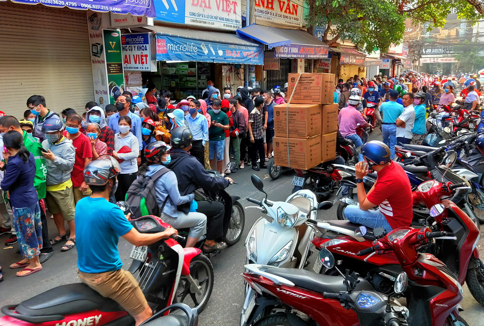 Hàng ngàn người xếp hàng từ 5 giờ sáng để mua được hai hộp khẩu trang ở chợ thuốc lớn nhất TP HCM - Ảnh 7. Hàng ngàn người xếp hàng từ 5 giờ sáng để mua được hai hộp khẩu trang ở chợ thuốc lớn nhất TP HCM - Ảnh 7.