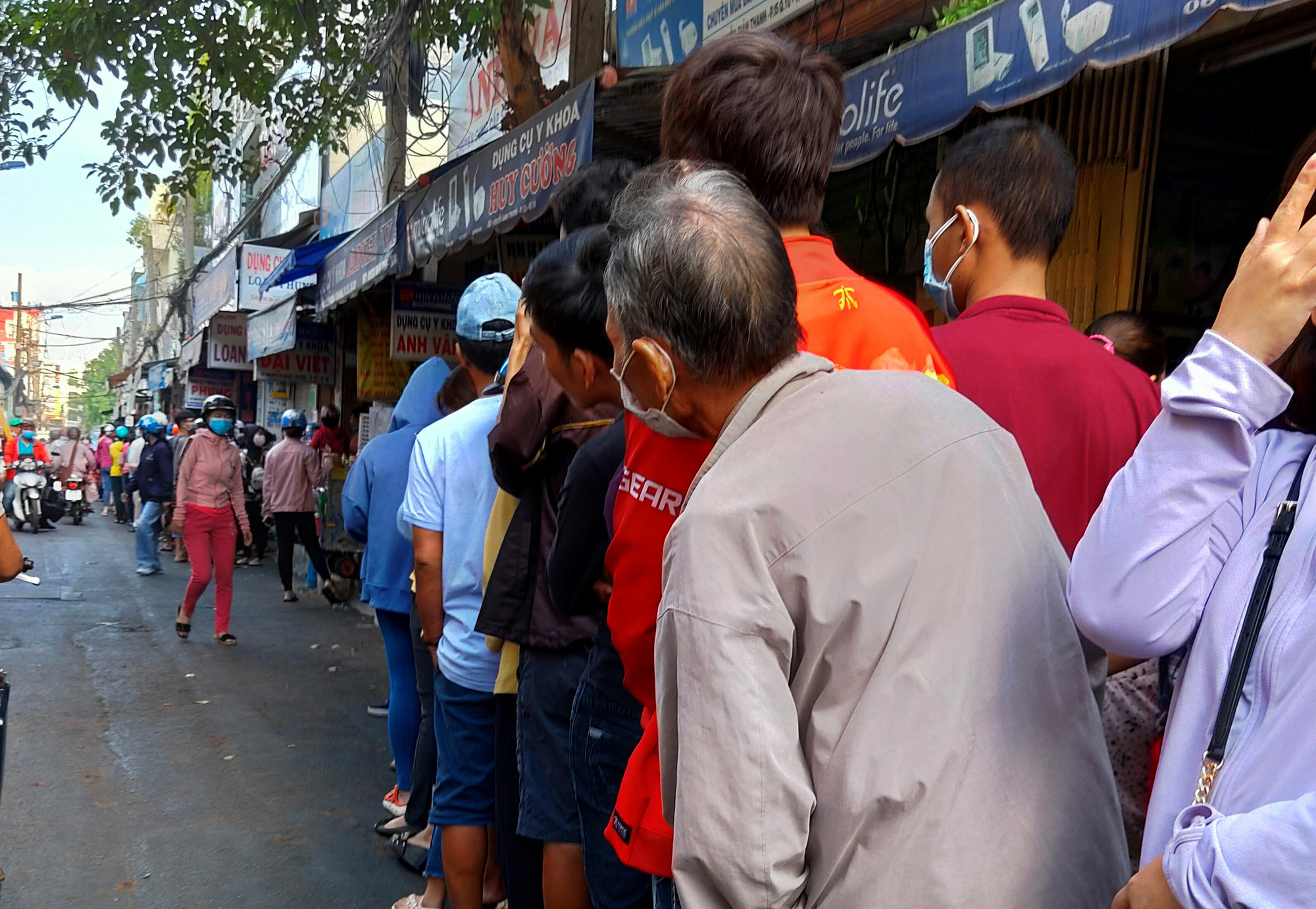 Hàng ngàn người xếp hàng từ 5 giờ sáng để mua được hai hộp khẩu trang ở chợ thuốc lớn nhất TP HCM - Ảnh 10. Hàng ngàn người xếp hàng từ 5 giờ sáng để mua được hai hộp khẩu trang ở chợ thuốc lớn nhất TP HCM - Ảnh 10.