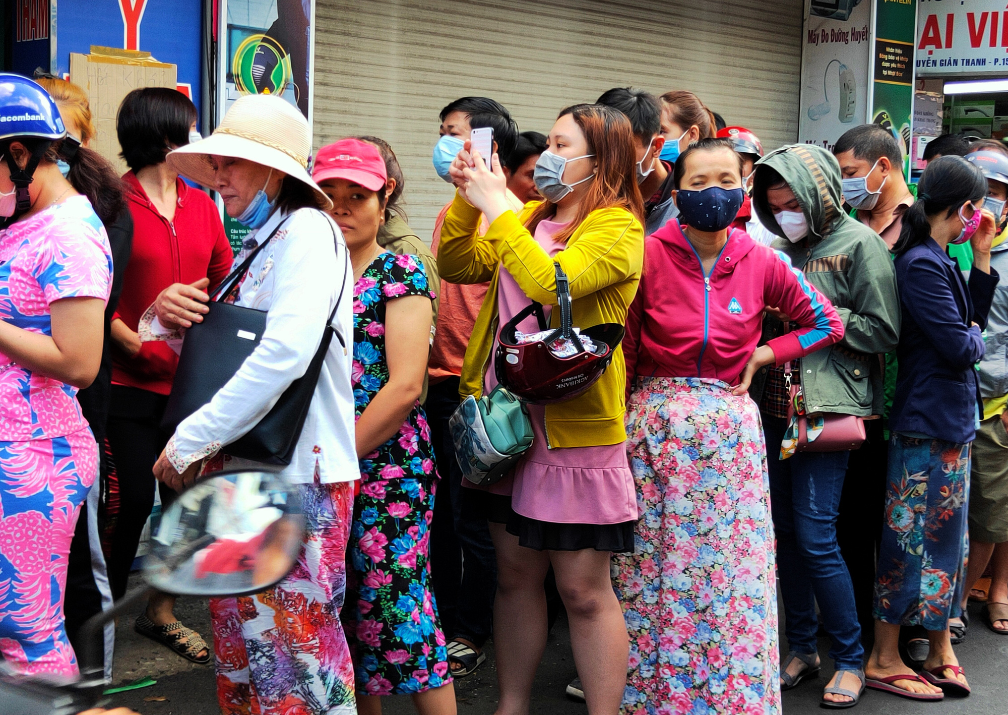 Hàng ngàn người xếp hàng từ 5 giờ sáng để mua được hai hộp khẩu trang ở chợ thuốc lớn nhất TP HCM - Ảnh 11. Hàng ngàn người xếp hàng từ 5 giờ sáng để mua được hai hộp khẩu trang ở chợ thuốc lớn nhất TP HCM - Ảnh 11.