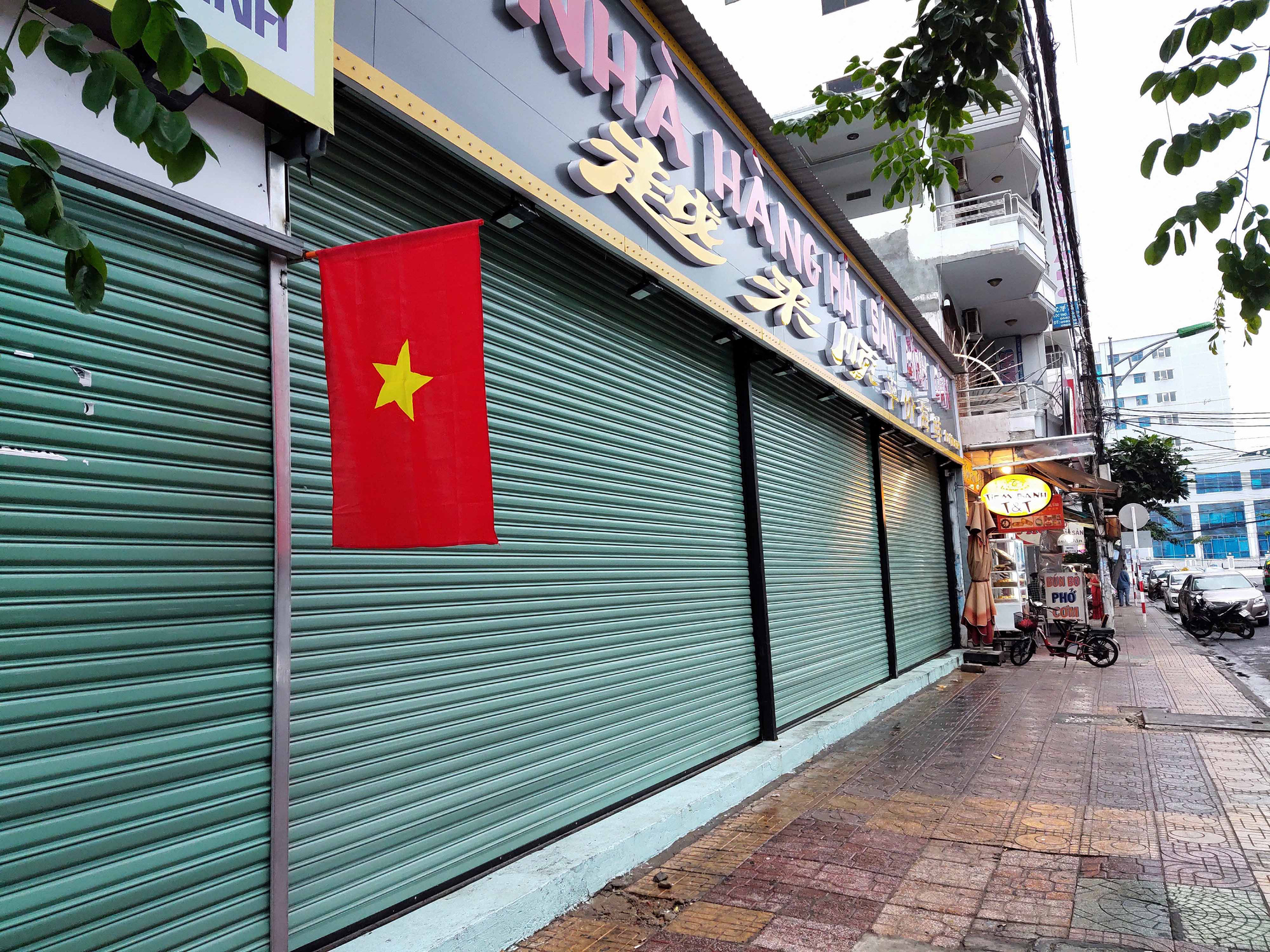 Nha Trang: Phố hải sản đìu hiu, hàng loạt nhà hàng đóng cửa trong đại dịch corona  - Ảnh 12.
