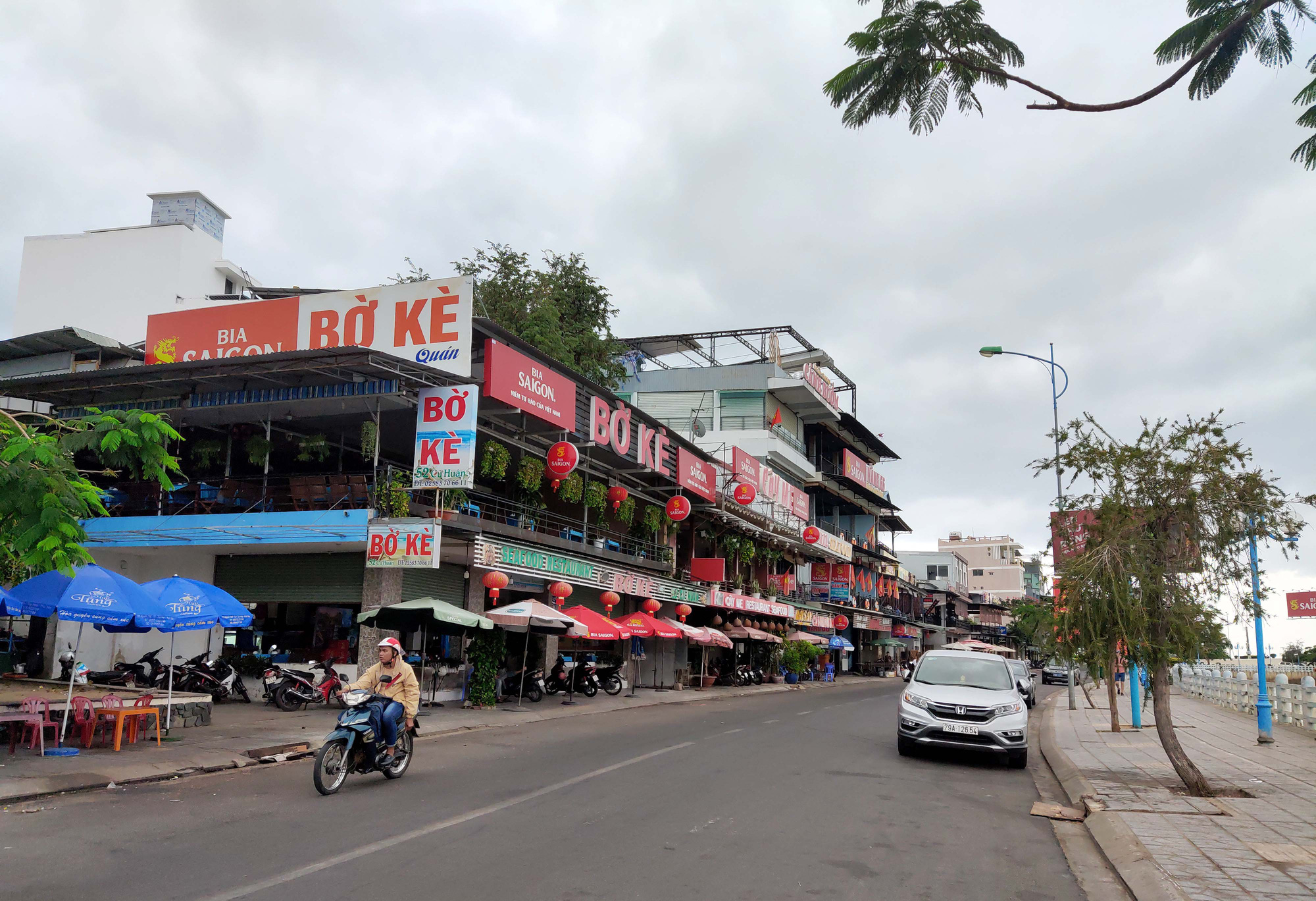 Nha Trang: Phố hải sản đìu hiu, hàng loạt nhà hàng đóng cửa trong đại dịch corona  - Ảnh 1.