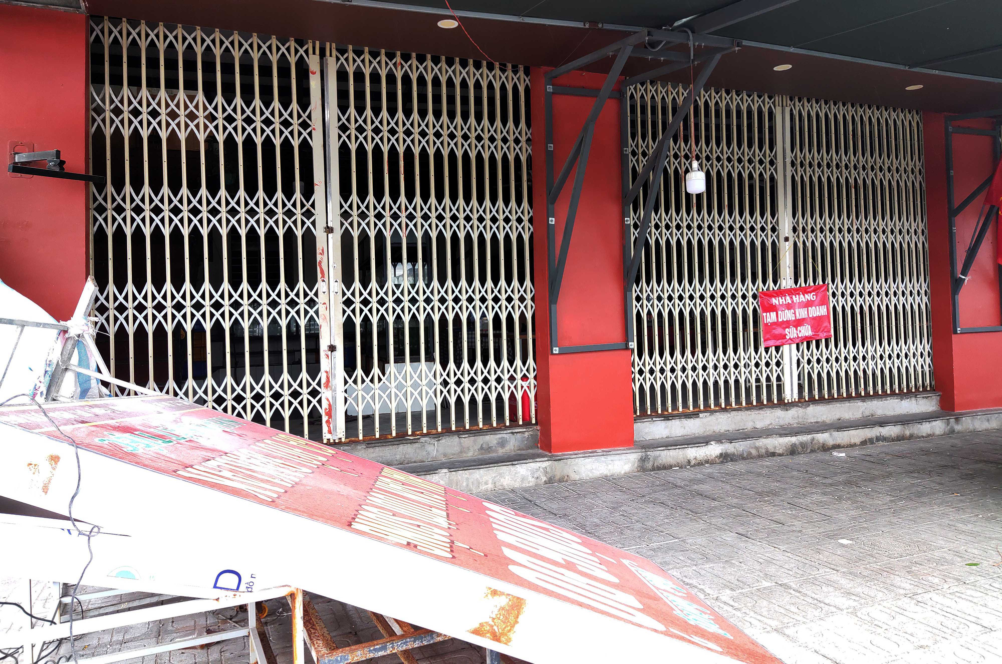 Nha Trang: Phố hải sản đìu hiu, hàng loạt nhà hàng đóng cửa trong đại dịch corona  - Ảnh 6.
