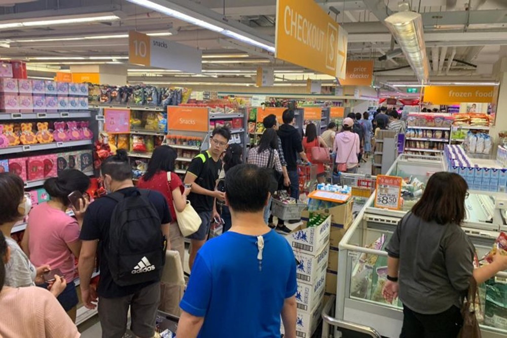 Vét sạch siêu thị giữa dịch viêm phổi - Ảnh 7. Vét sạch siêu thị giữa dịch viêm phổi - Ảnh 7.