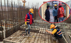 Công trường xây dựng Hà Nội đo thân nhiệt, phát khẩu trang cho công nhân