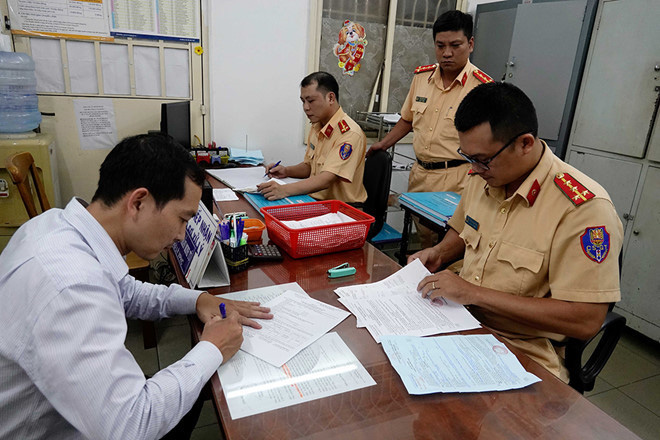 Nộp phạt vi phạm giao thông trực tuyến: Giảm tiêu cực, người dân hưởng lợi - Ảnh 1. Nộp phạt vi phạm giao thông trực tuyến: Giảm tiêu cực, người dân hưởng lợi - Ảnh 1.