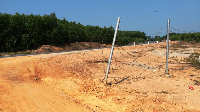 'Vỡ trận' quản lý, bảo vệ hàng rào sắt tuyến đường cao tốc 11 nghìn tỉ? - Ảnh 13. 'Vỡ trận' quản lý, bảo vệ hàng rào sắt tuyến đường cao tốc 11 nghìn tỉ? - Ảnh 13.