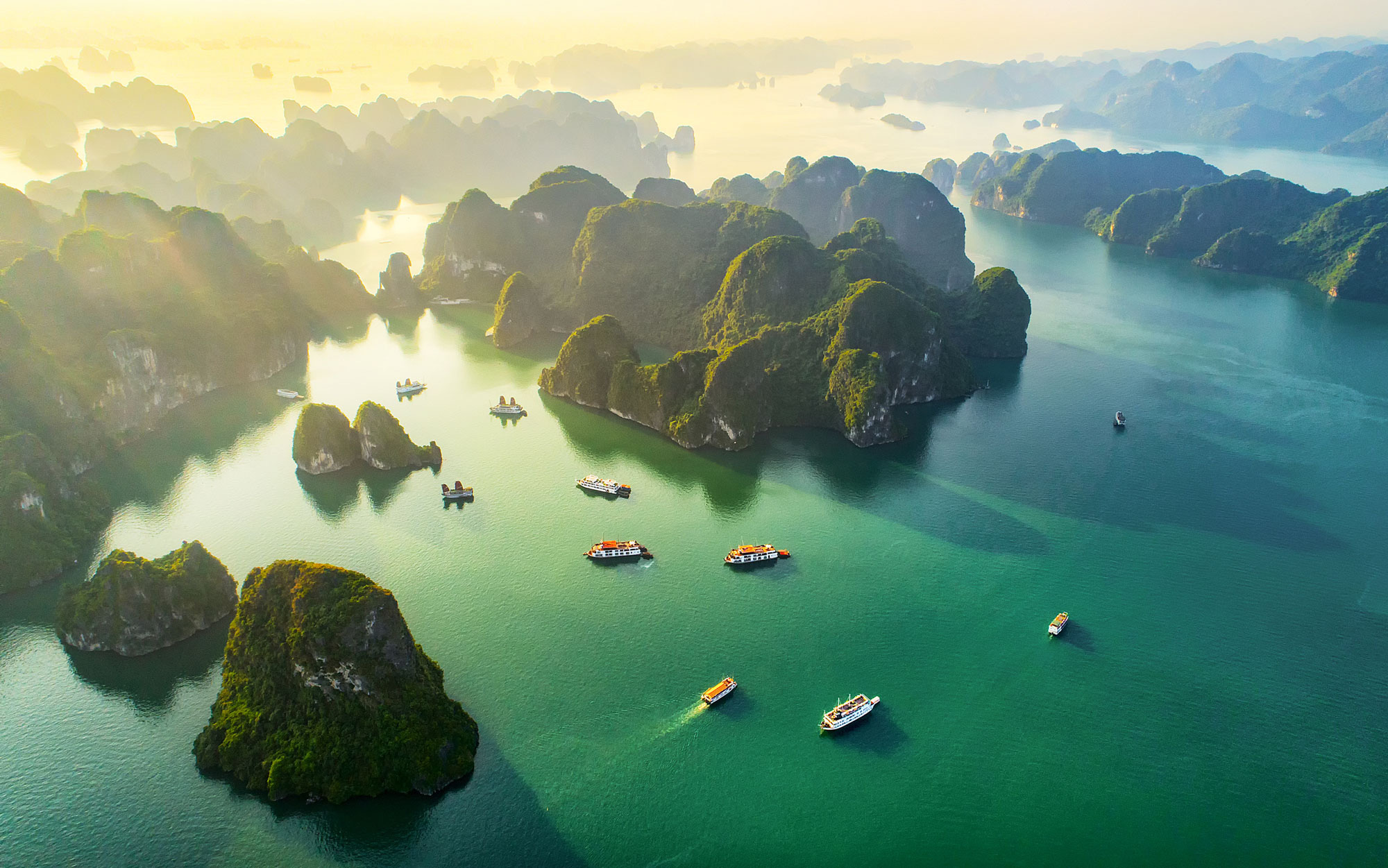 Vịnh Hạ Long được chọn là một trong những điểm đến đáng để tới thăm lần nữa - Ảnh 4.