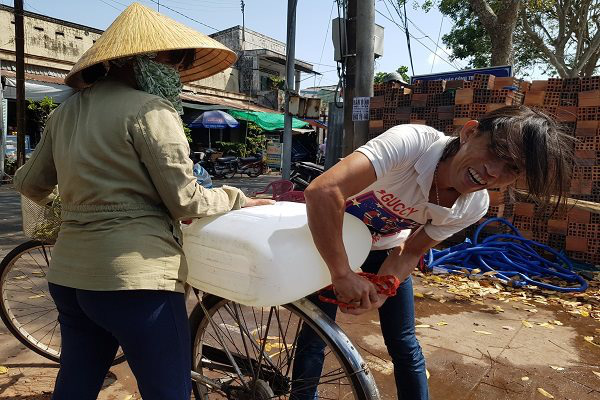 'Đắng ngắt' với nước ngọt mùa hạn mặn, 150.000 đồng/khối - Ảnh 5. 'Đắng ngắt' với nước ngọt mùa hạn mặn, 150.000 đồng/khối - Ảnh 5.