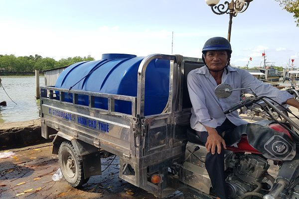 'Đắng ngắt' với nước ngọt mùa hạn mặn, 150.000 đồng/khối - Ảnh 3. 'Đắng ngắt' với nước ngọt mùa hạn mặn, 150.000 đồng/khối - Ảnh 3.