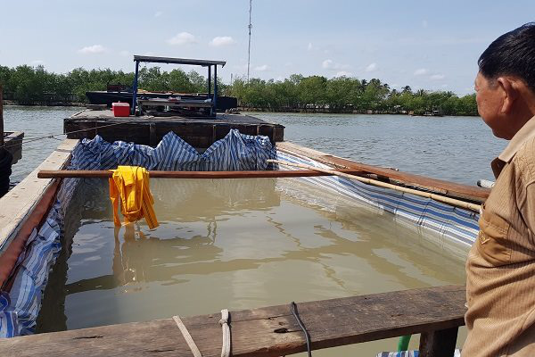 'Đắng ngắt' với nước ngọt mùa hạn mặn, 150.000 đồng/khối - Ảnh 2. 'Đắng ngắt' với nước ngọt mùa hạn mặn, 150.000 đồng/khối - Ảnh 2.