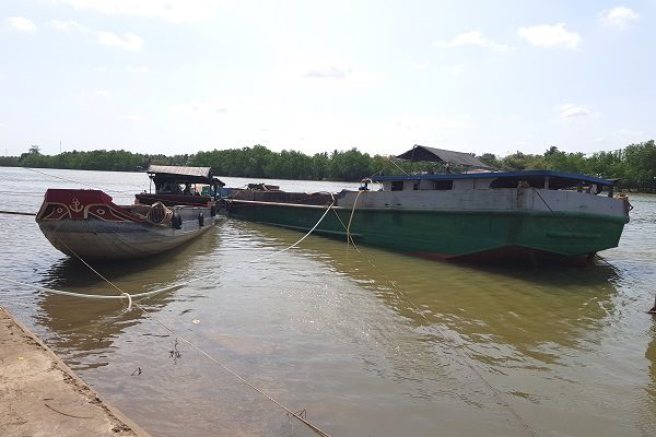 'Đắng ngắt' với nước ngọt mùa hạn mặn, 150.000 đồng/khối - Ảnh 6. 'Đắng ngắt' với nước ngọt mùa hạn mặn, 150.000 đồng/khối - Ảnh 6.