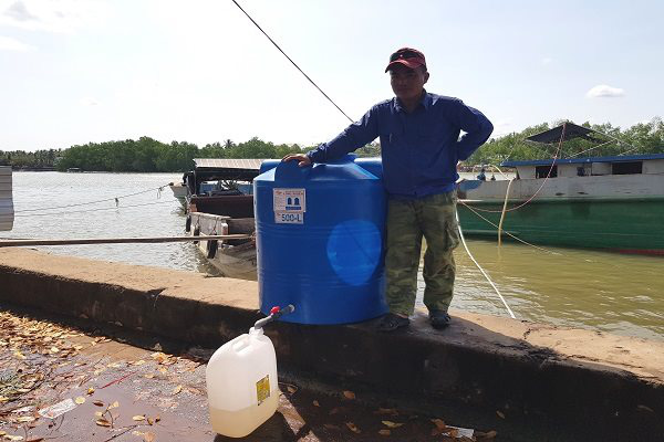 'Đắng ngắt' với nước ngọt mùa hạn mặn, 150.000 đồng/khối - Ảnh 4. 'Đắng ngắt' với nước ngọt mùa hạn mặn, 150.000 đồng/khối - Ảnh 4.