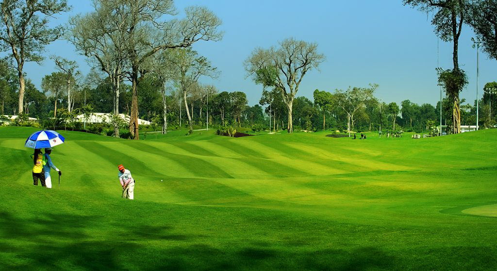 Quyết liệt chống dịch Covid-19: Doanh nghiệp yêu cầu khai báo y tế, quy định nhân viên, khách hàng phải đeo khẩu trang, sân golf ngừng nhận khách nước ngoài - Ảnh 4. Quyết liệt chống dịch Covid-19: Doanh nghiệp yêu cầu khai báo y tế, quy định nhân viên, khách hàng phải đeo khẩu trang, sân golf ngừng nhận khách nước ngoài - Ảnh 4.