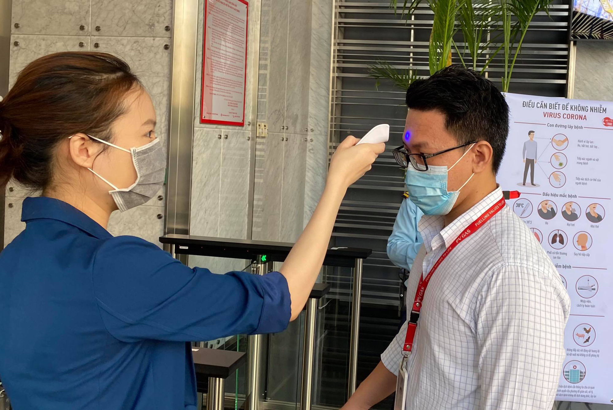 Quyết liệt chống dịch Covid-19: Doanh nghiệp yêu cầu khai báo y tế, quy định nhân viên, khách hàng phải đeo khẩu trang, sân golf ngừng nhận khách nước ngoài - Ảnh 1. Quyết liệt chống dịch Covid-19: Doanh nghiệp yêu cầu khai báo y tế, quy định nhân viên, khách hàng phải đeo khẩu trang, sân golf ngừng nhận khách nước ngoài - Ảnh 1.