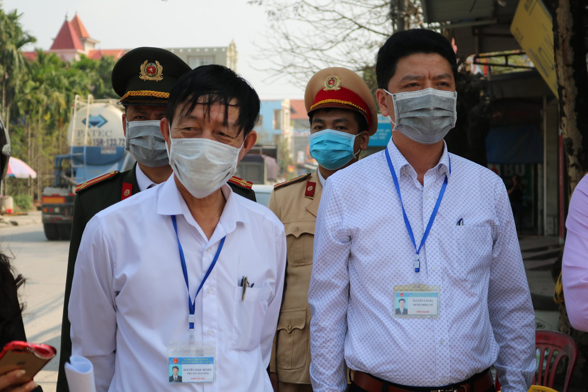 Hải Phòng: Dân trong vùng kiểm soát COVID-19 mừng như có tiệc khi biết hàng xóm âm tính - Ảnh 7. Hải Phòng: Dân trong vùng kiểm soát COVID-19 mừng như có tiệc khi biết hàng xóm âm tính - Ảnh 7.