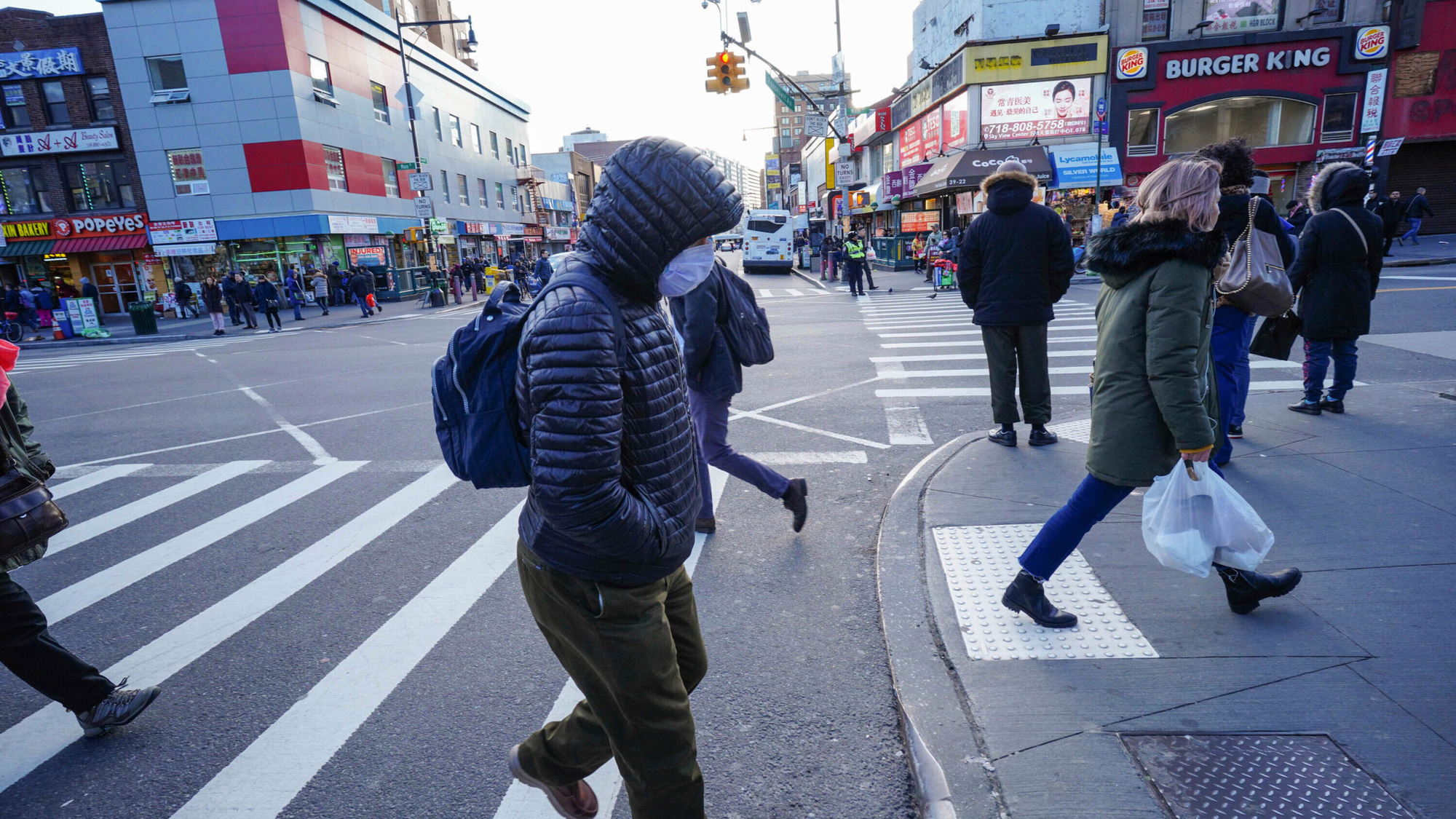 Tình hình dịch Covid-19 ngày càng phức tạp, người dân New York vật lộn với cuộc sống - Ảnh 1. Tình hình dịch Covid-19 ngày càng phức tạp, người dân New York vật lộn với cuộc sống - Ảnh 1.