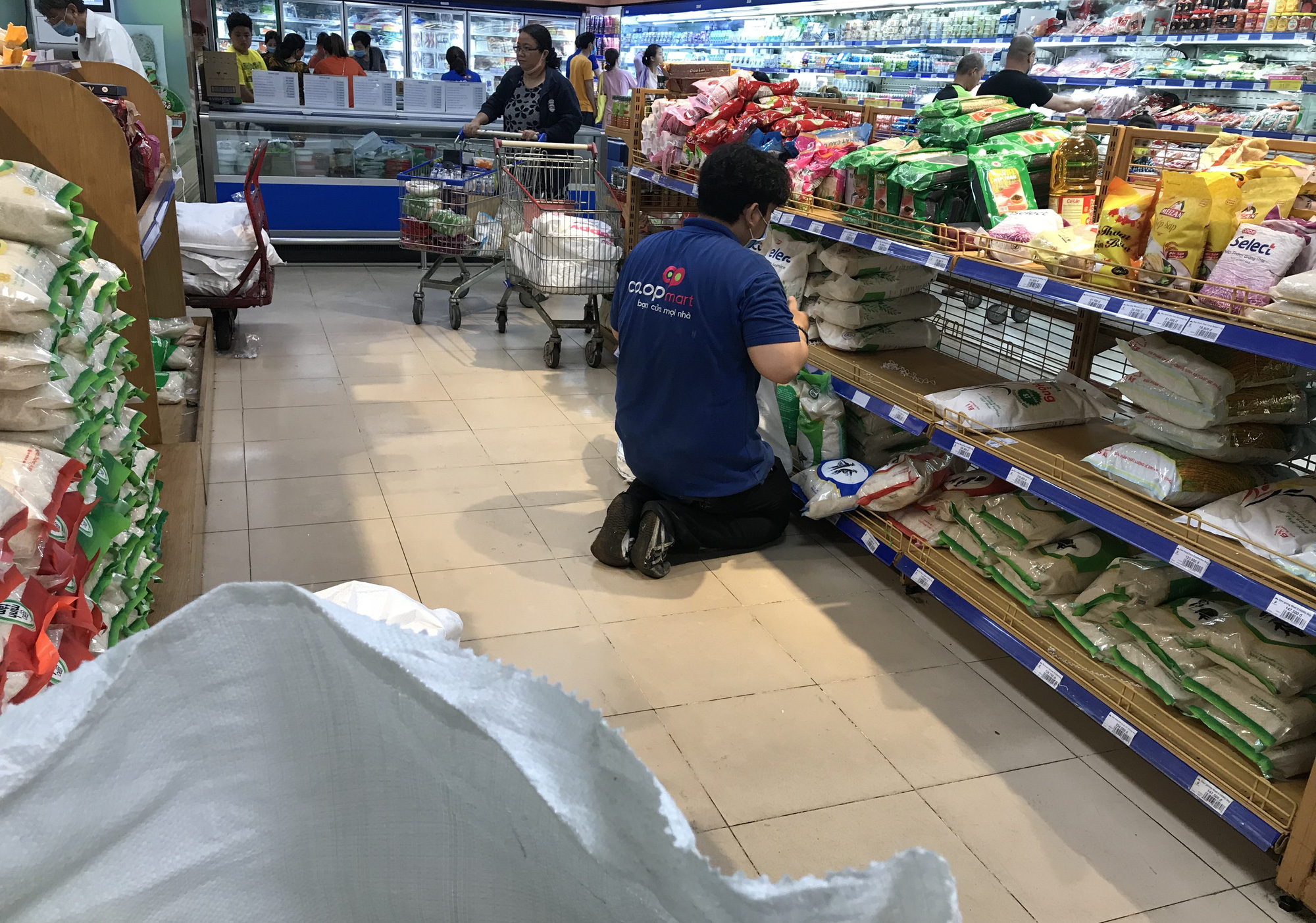 Người Sài Gòn không gom hàng tích trữ, thực phẩm, gạo, mì tôm… đầy ắp, siêu thị còn giảm giá mạnh - Ảnh 12.