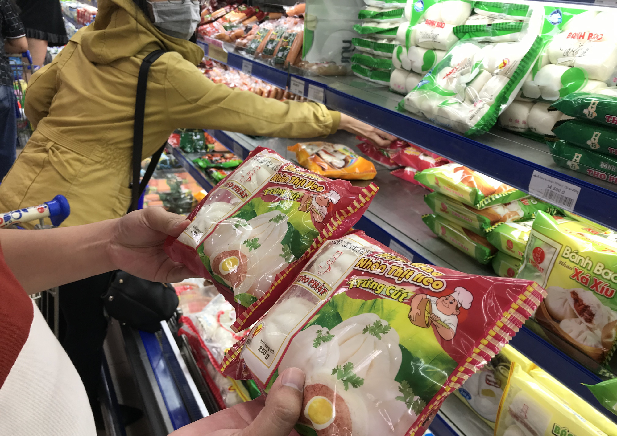Người Sài Gòn không gom hàng tích trữ, thực phẩm, gạo, mì tôm… đầy ắp, siêu thị còn giảm giá mạnh - Ảnh 11.