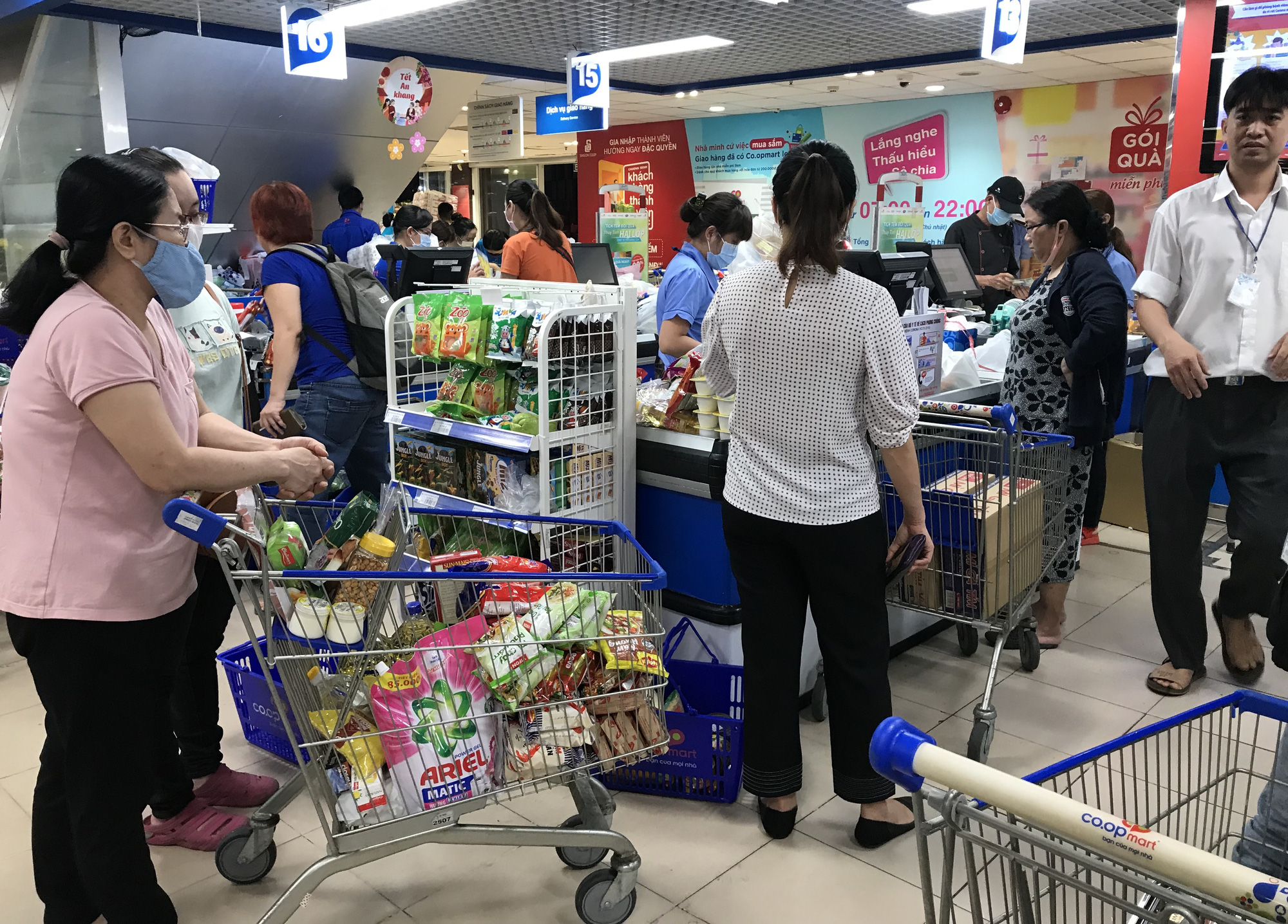 Người Sài Gòn không gom hàng tích trữ, thực phẩm, gạo, mì tôm… đầy ắp, siêu thị còn giảm giá mạnh - Ảnh 13.