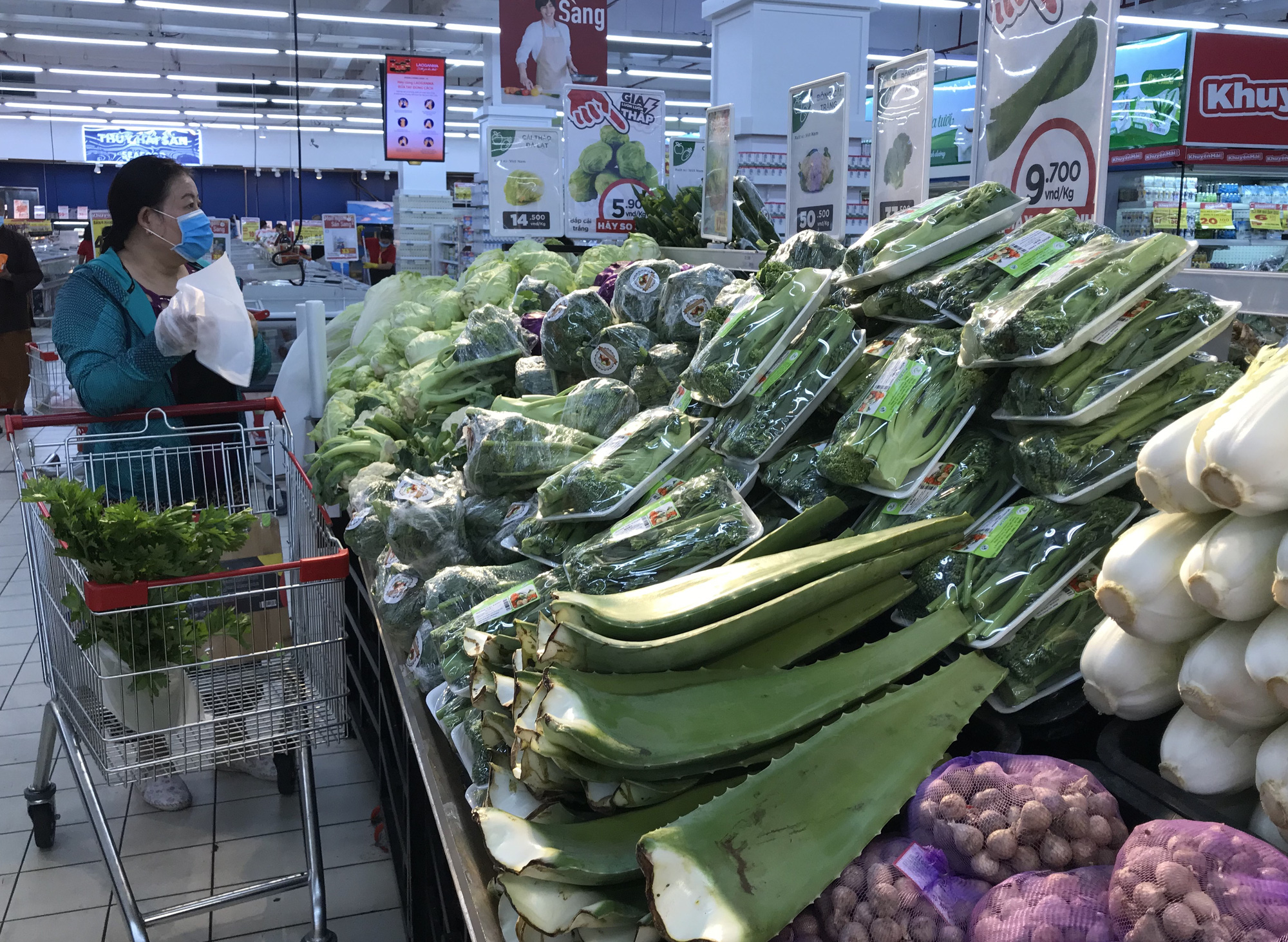 Người Sài Gòn không gom hàng tích trữ, thực phẩm, gạo, mì tôm… đầy ắp, siêu thị còn giảm giá mạnh - Ảnh 3.