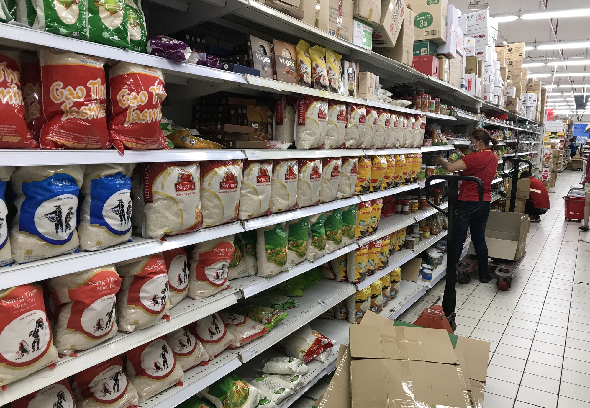 Người Sài Gòn không gom hàng tích trữ, thực phẩm, gạo, mì tôm… đầy ắp, siêu thị còn giảm giá mạnh - Ảnh 2.