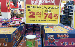 Rau quả, gạo, mì tôm… đầy ắp siêu thị Sài Gòn, đang giảm giá mạnh