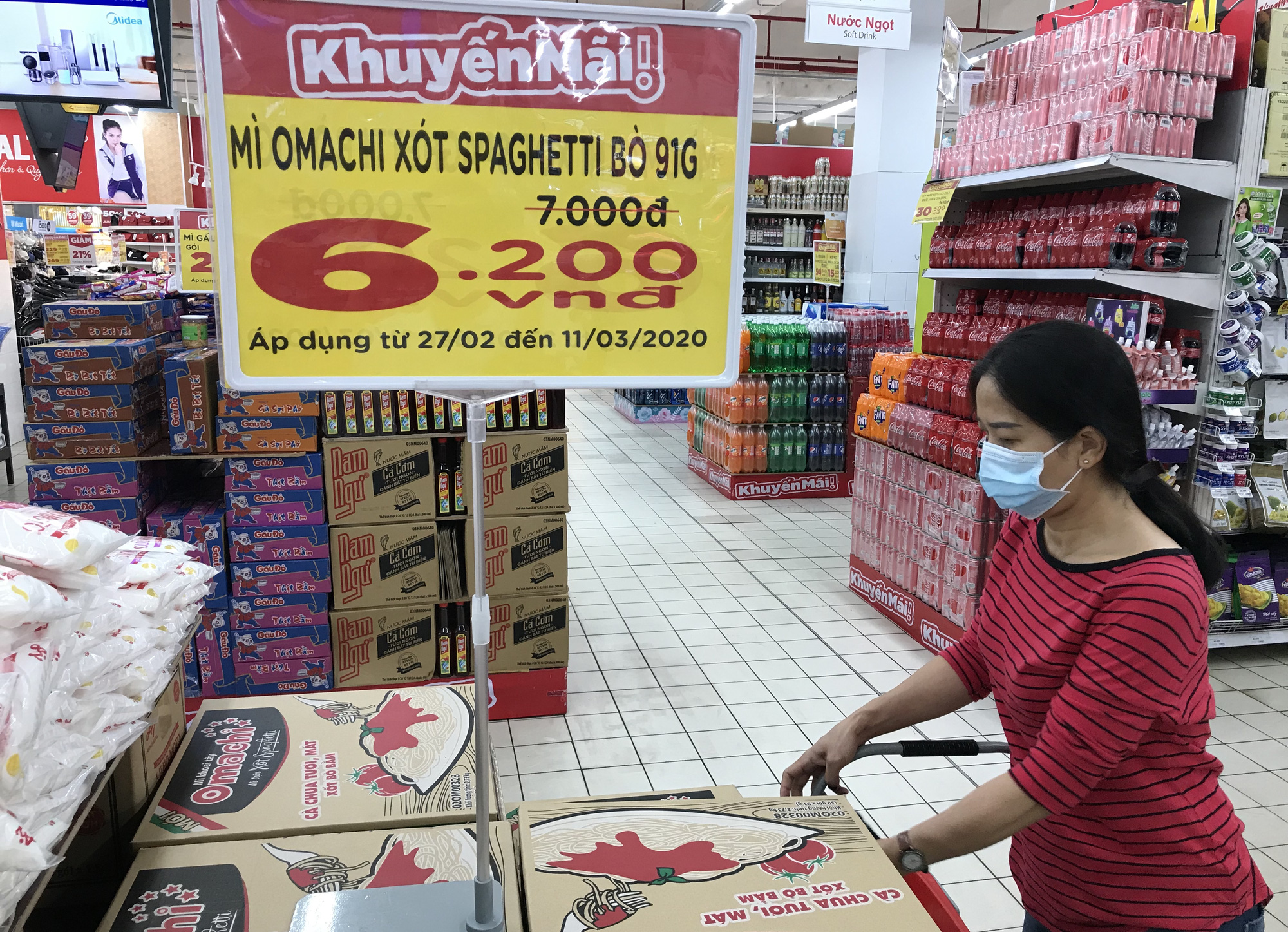Người Sài Gòn không gom hàng tích trữ, thực phẩm, gạo, mì tôm… đầy ắp, siêu thị còn giảm giá mạnh - Ảnh 7.