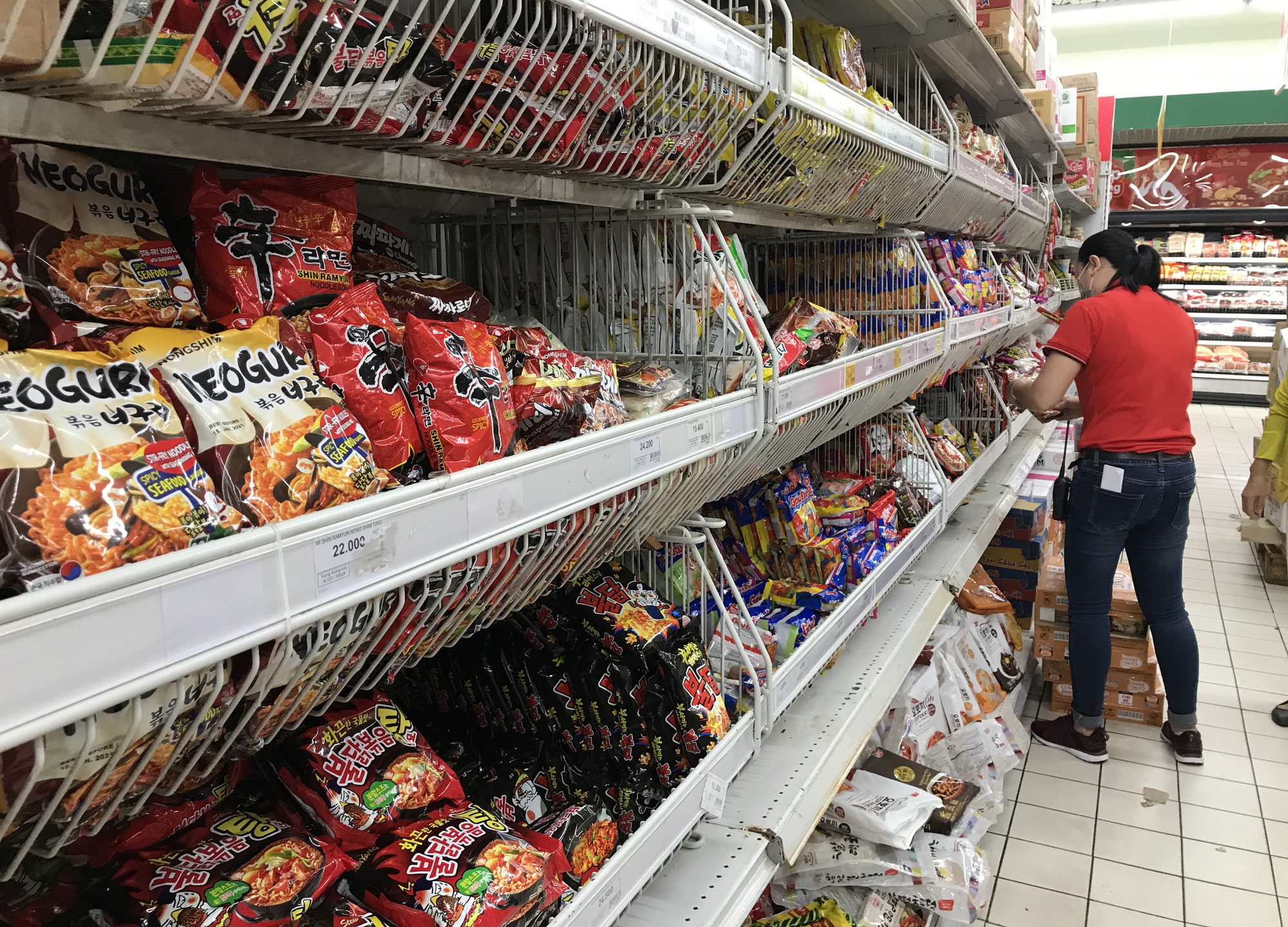Người Sài Gòn không gom hàng tích trữ, thực phẩm, gạo, mì tôm… đầy ắp, siêu thị còn giảm giá mạnh - Ảnh 6.