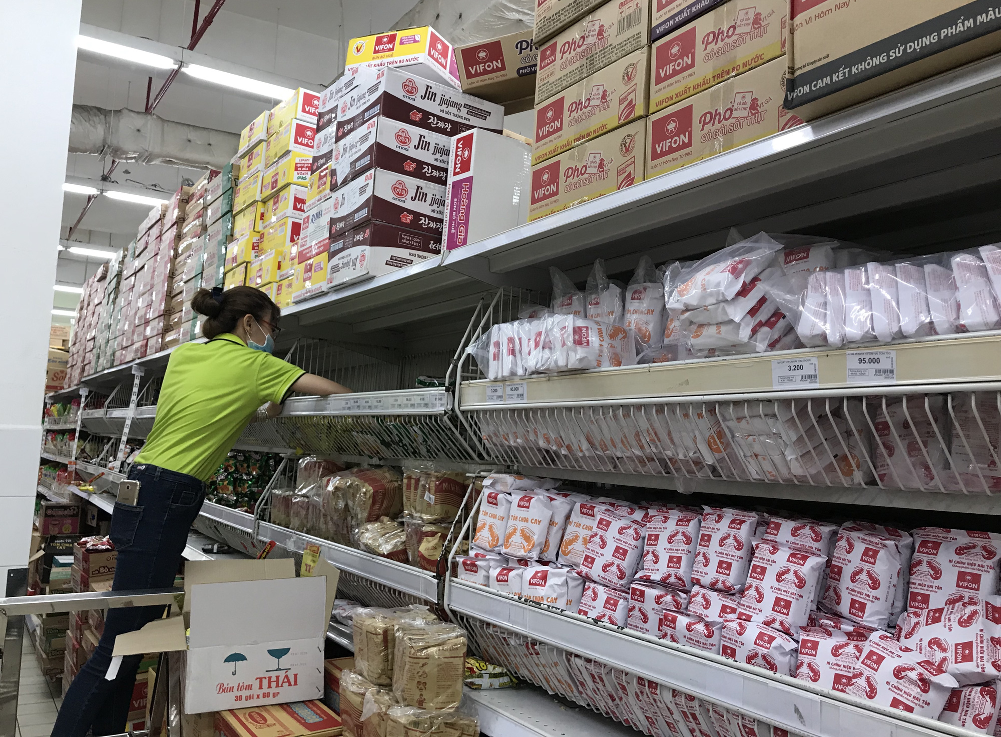 Người Sài Gòn không gom hàng tích trữ, thực phẩm, gạo, mì tôm… đầy ắp, siêu thị còn giảm giá mạnh - Ảnh 8.
