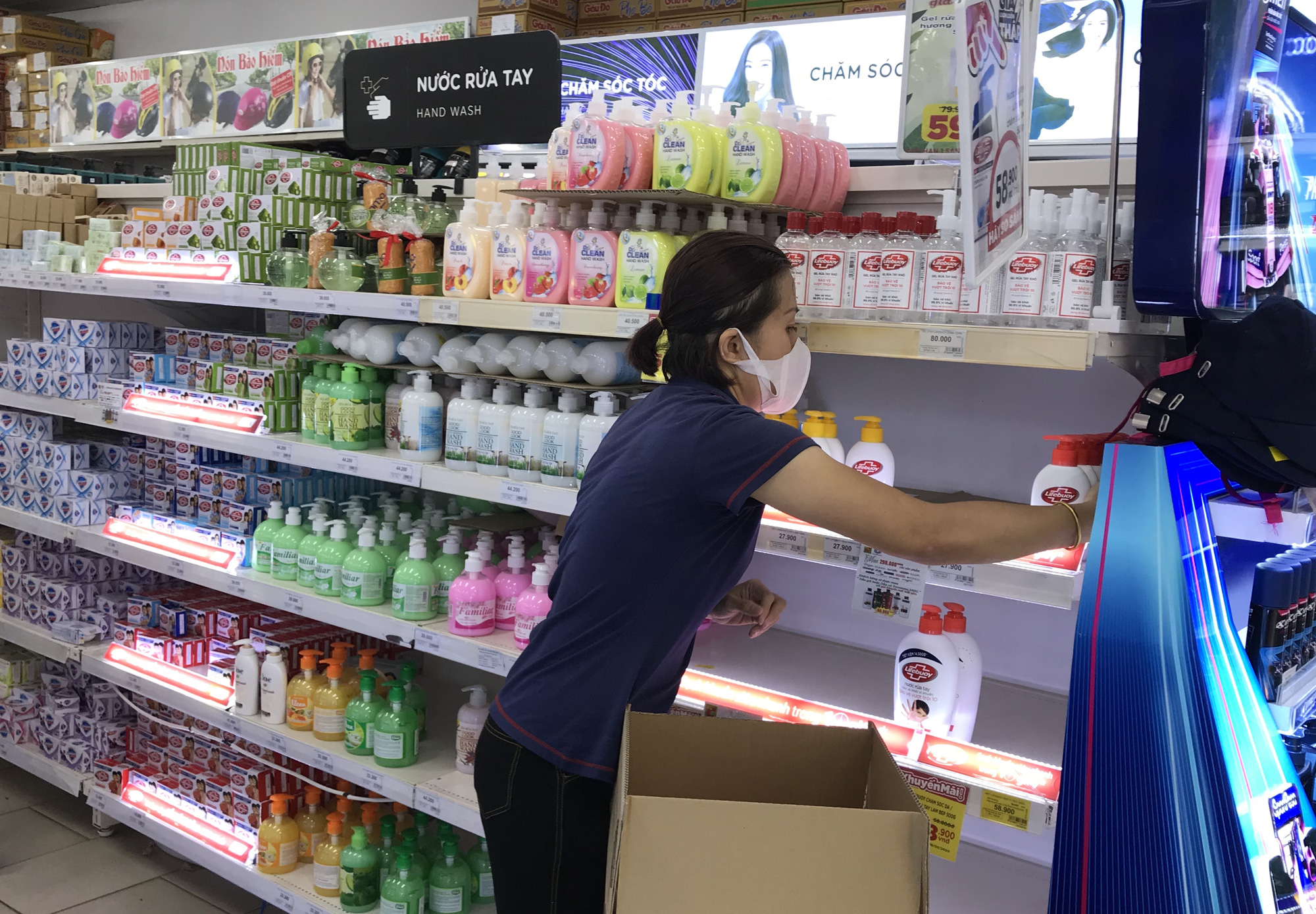 Giữa dịch Covid-19, siêu thị điện máy bán luôn mì gói, gạo, đường, dầu ăn, bột ngọt - Ảnh 2. Giữa dịch Covid-19, siêu thị điện máy bán luôn mì gói, gạo, đường, dầu ăn, bột ngọt - Ảnh 2.