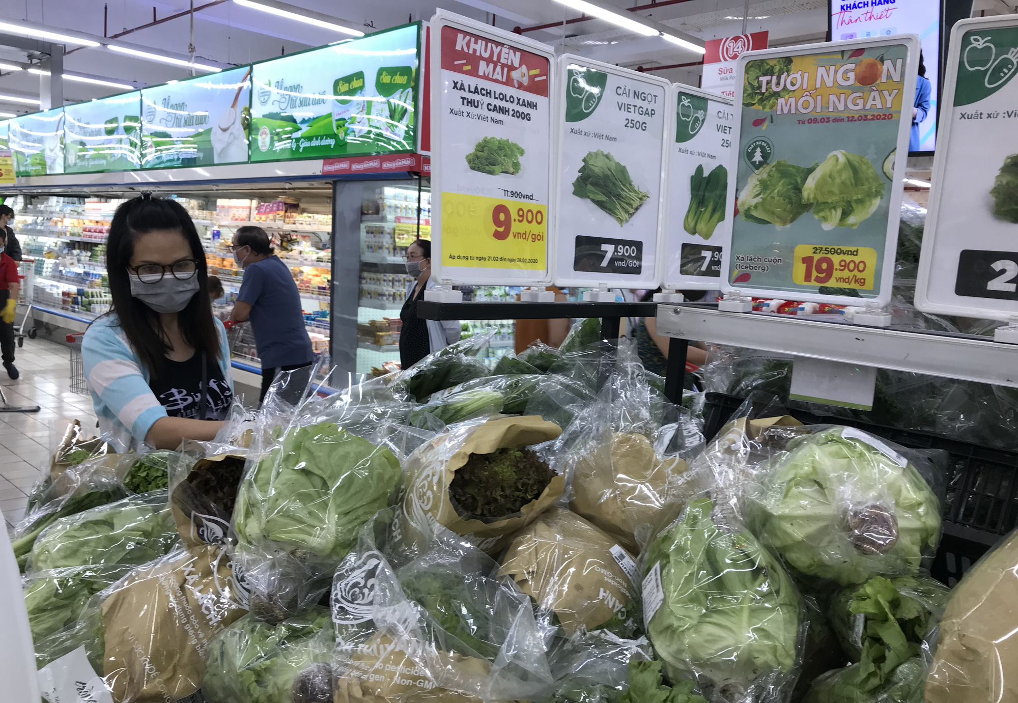 Người Sài Gòn không gom hàng tích trữ, thực phẩm, gạo, mì tôm… đầy ắp, siêu thị còn giảm giá mạnh - Ảnh 4.