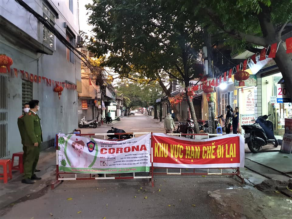Hải Phòng: Dân trong vùng kiểm soát COVID-19 mừng như có tiệc khi biết hàng xóm âm tính - Ảnh 8. Hải Phòng: Dân trong vùng kiểm soát COVID-19 mừng như có tiệc khi biết hàng xóm âm tính - Ảnh 8.