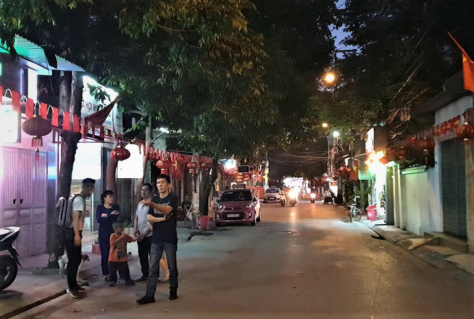 Hải Phòng: Dân trong vùng kiểm soát COVID-19 mừng như có tiệc khi biết hàng xóm âm tính - Ảnh 2. Hải Phòng: Dân trong vùng kiểm soát COVID-19 mừng như có tiệc khi biết hàng xóm âm tính - Ảnh 2.