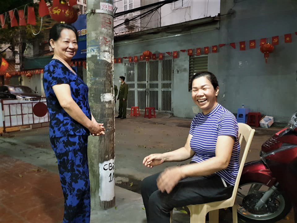 Hải Phòng: Dân trong vùng kiểm soát COVID-19 mừng như có tiệc khi biết hàng xóm âm tính - Ảnh 3. Hải Phòng: Dân trong vùng kiểm soát COVID-19 mừng như có tiệc khi biết hàng xóm âm tính - Ảnh 3.