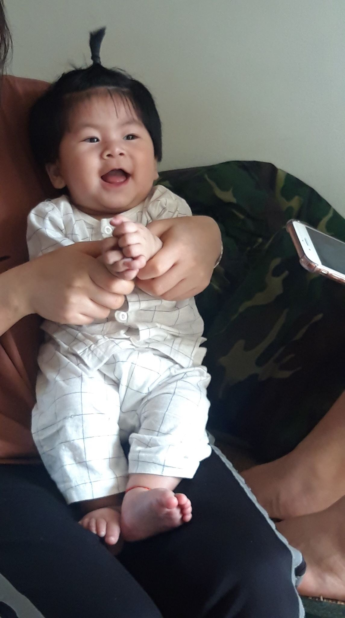 Ngày cuối cùng trong khu cách li của em bé 6 tháng tuổi trở về từ Daegu - Ảnh 2. Ngày cuối cùng trong khu cách li của em bé 6 tháng tuổi trở về từ Daegu - Ảnh 2.