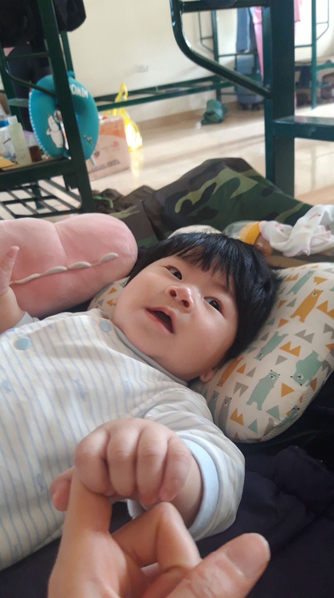 Ngày cuối cùng trong khu cách li của em bé 6 tháng tuổi trở về từ Daegu - Ảnh 3. Ngày cuối cùng trong khu cách li của em bé 6 tháng tuổi trở về từ Daegu - Ảnh 3.