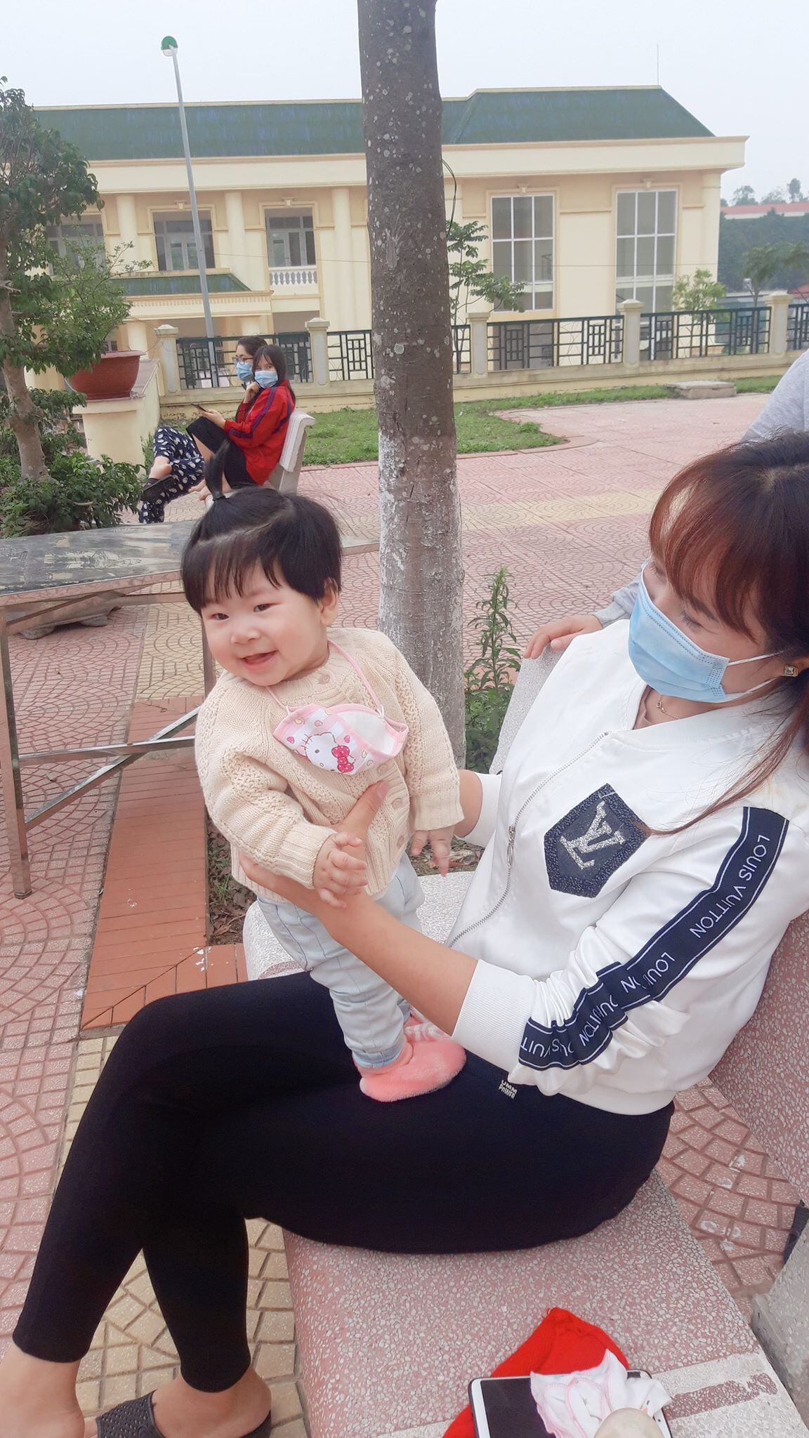 Ngày cuối cùng trong khu cách li của em bé 6 tháng tuổi trở về từ Daegu - Ảnh 5. Ngày cuối cùng trong khu cách li của em bé 6 tháng tuổi trở về từ Daegu - Ảnh 5.