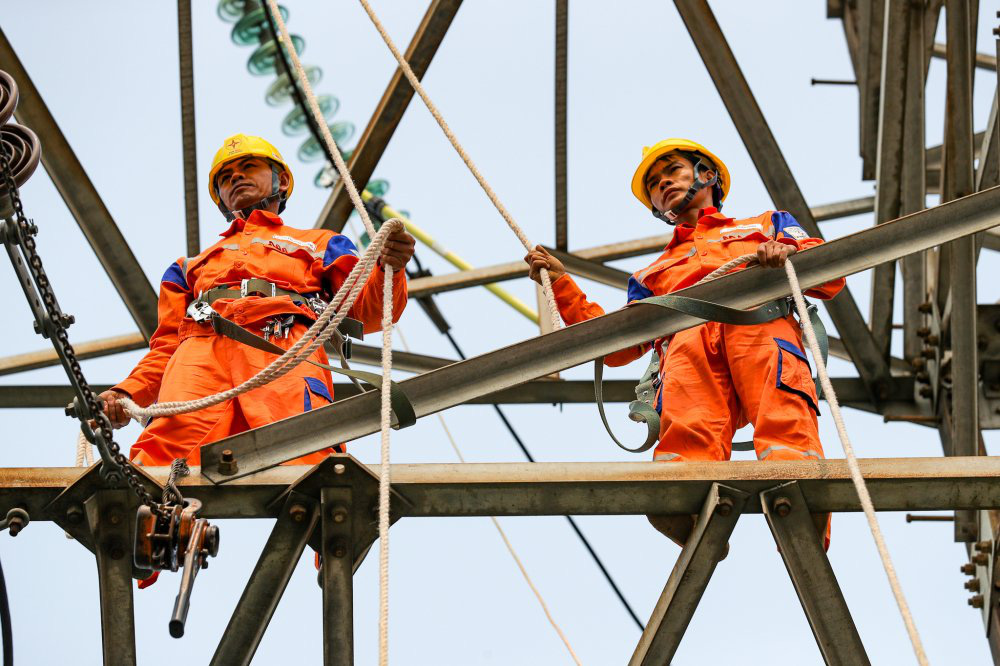 Bộ Công Thương chưa điều chỉnh tăng giá xăng dầu, điện trong 3 tháng tới vì dịch Covid-19 - Ảnh 1.